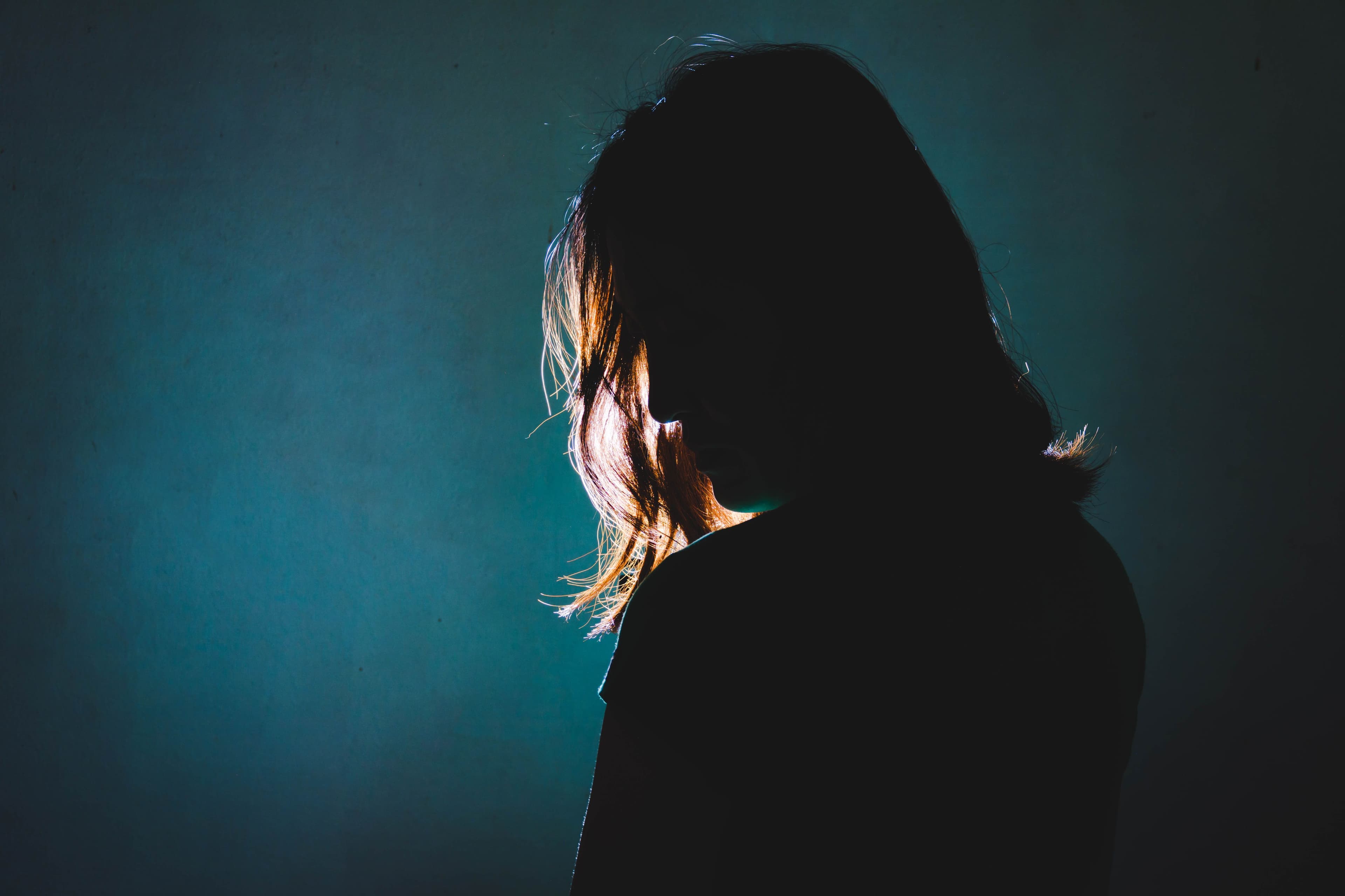 Here’s When (And How) You Should Cut Ties With Toxic Family Members, According To Therapists