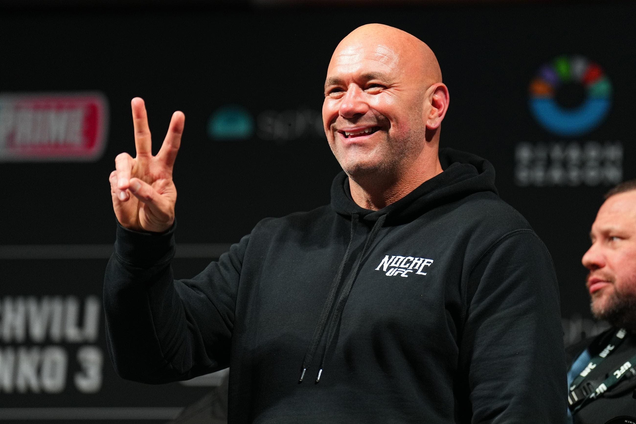 Dana White Receives Special Gift From WWE Hall-Of-Famer At Noche UFC